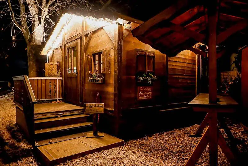 Talstation2 Gemütliches Holz-Winterdorf bei Nacht in Heilbronn, festliche Atmosphäre, Beleuchtung, winterliche Stimmung.