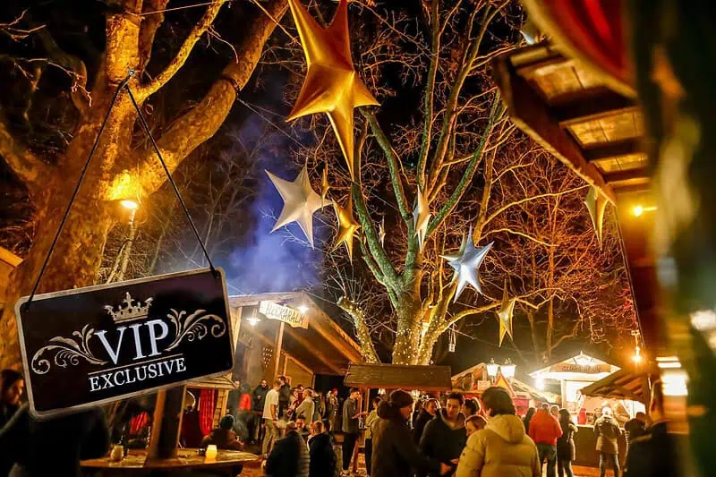 exclusiv2 Stimmungsvolles Winterdorf Heilbronn mit Sterne-Dekorationen und festlicher Atmosphäre, ideal für Weihnachtsmarkt Besucher.